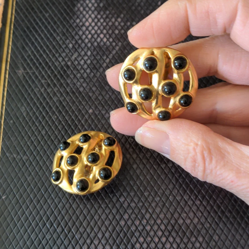 🌞🌞VINTAGE CLIP ON EARRINGS  gold tone and black - Picture 3 of 5